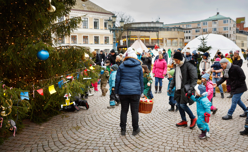 Julgransplundring på Stortorget i Lund